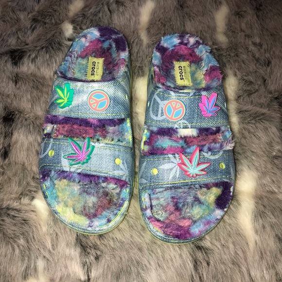 Crocs classic cozzzy spray tye dye fuzzy lined sandals m 8 w 10 peace garden - Picture 2 of 7